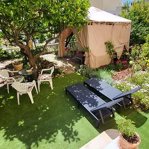 Super Flat, Garden. Bnbrickeys Appartement